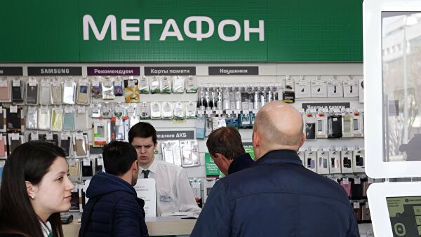 Посетители в одном из офисов Мегафон в Москве