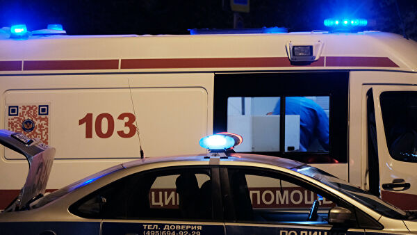 Автомобили полиции и скорой медицинской помощи на улице Москвы