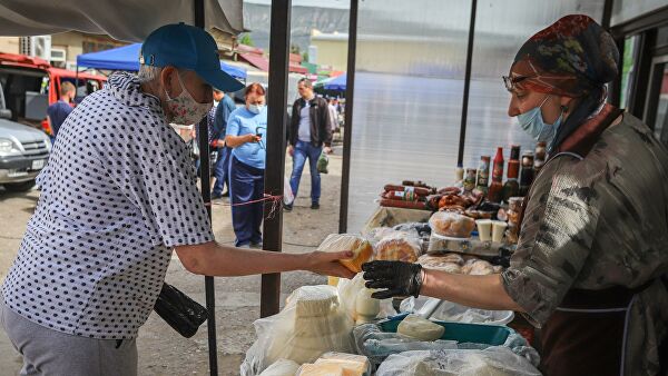 Продажа сыра на ярмарке выходного дня Покупай ставропольское в Кисловодске