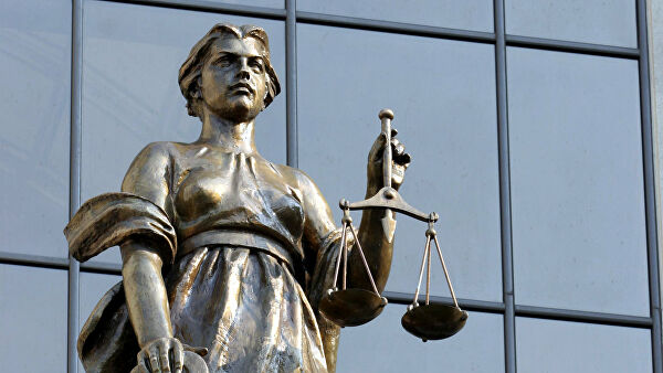 Статуя древнегреческой богини правосудия Фемиды на фасаде здания Верховного суда РФ