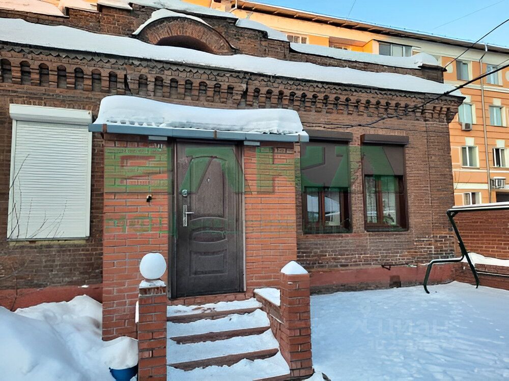 В Новосибирске продают половину особняка, окруженного многоэтажками