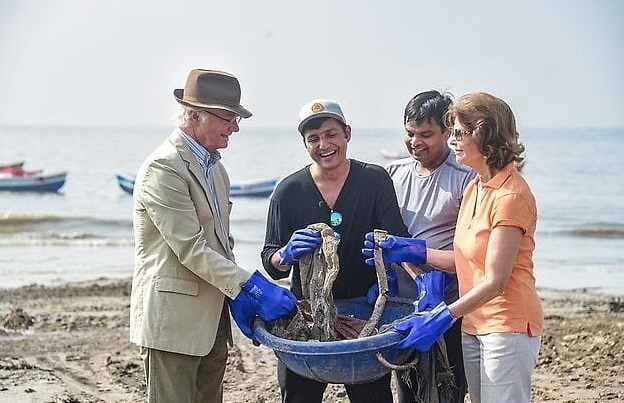 Шведская королевская чета занялась уборкой мусора на пляже в Индии