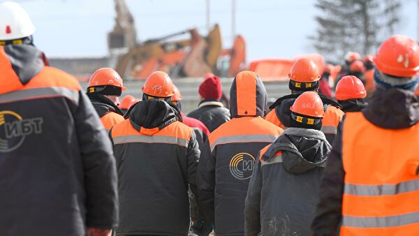 Рабочие на строительной площадке инфекционной больницы в Новой Москве Рабочие на строительной площадке инфекционной больницы в Новой Москве