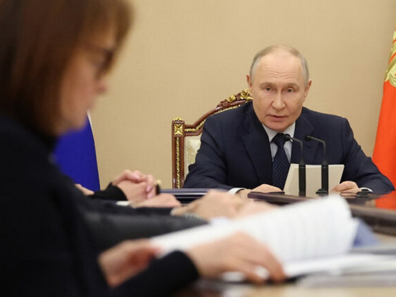«Посмотрим, что ответят»: Путин потребовал от ЦБ и правительства объяснить расхождение с прогнозами по экономике