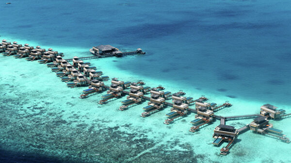 Виллы для туристов на рифе Мальдивского архипелага.