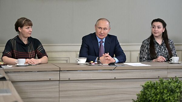 Президент РФ Владимир Путин во время встречи с представителями общественности Ивановской области