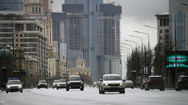 Автомобильное движение на улице Новый Арбат в Москве
