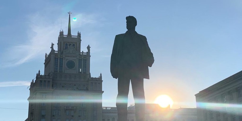 Гостиница "Пекин", памятник Маяковскому