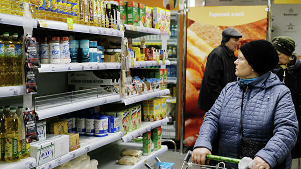 Покупательница в продуктовом магазине Покупательница в продуктовом магазине
