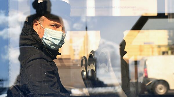 Пассажир в медицинской маске в салоне автобуса