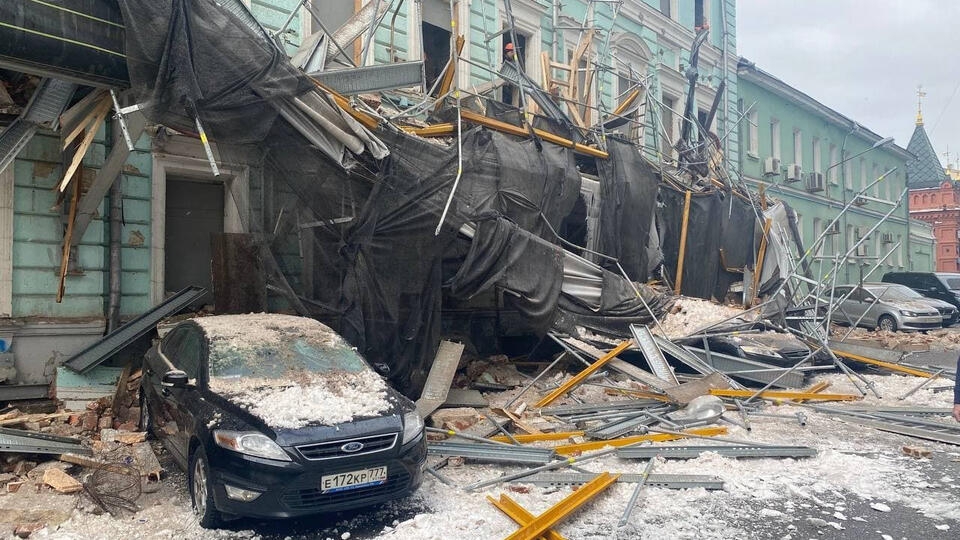 В Москве возле здания Госдумы рухнули строительные леса