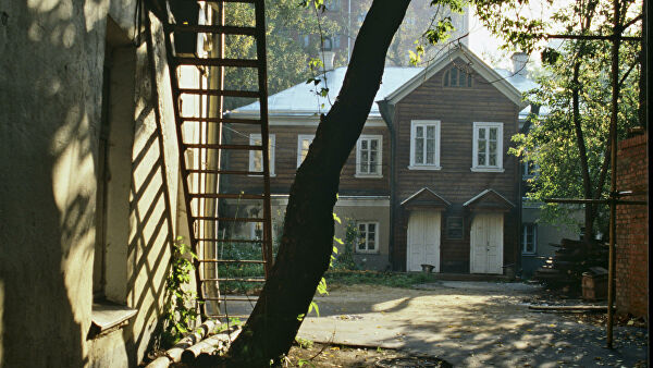 Здание Дома-музея Александра Николаевича Островского (на дальнем плане) на улице Малая Ордынка.