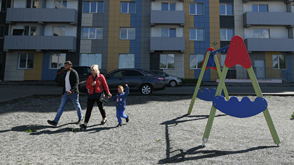 Семья во дворе нового дома в Новосибирске