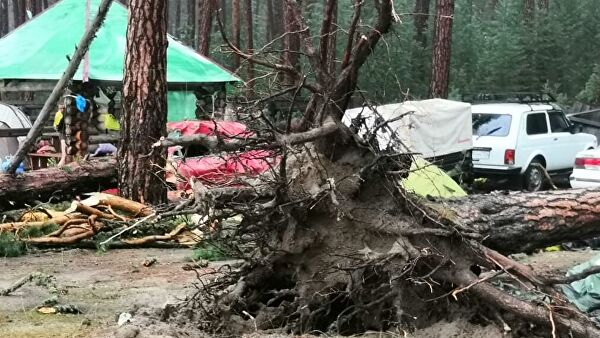 Разрушенный  палаточный лагерь на берегу озера Маслеево в Дзержинском районе Красноярского края