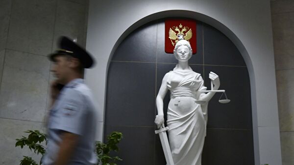Статуя богини правосудия (Фемида) в здании суда Статуя богини правосудия (Фемида) в здании суда