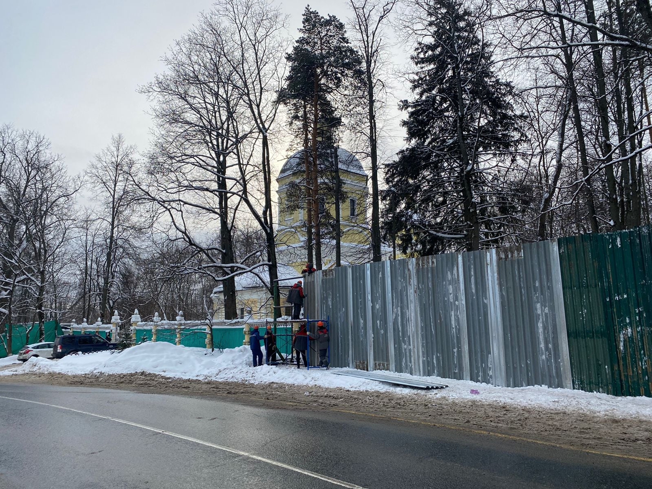 На территории усадьбы Ильинское снесли исторической здание гауптвахты. На очереди —  парадная ограда XIX века?