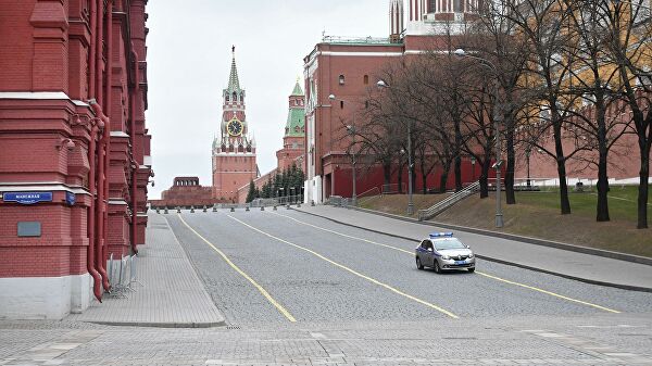 Патрульная машина на Кремлевском проезде в Москве