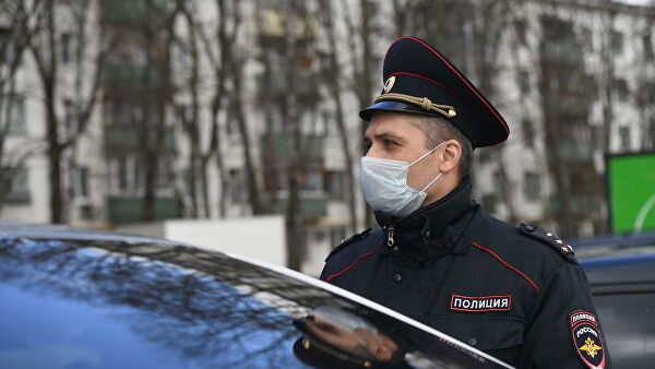 Сотрудник полиции во время патрулирования улиц Москвы в период самоизоляции жителей