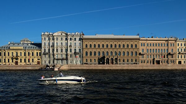 Вид на Дворцовую набережную в Санкт-Петербурге