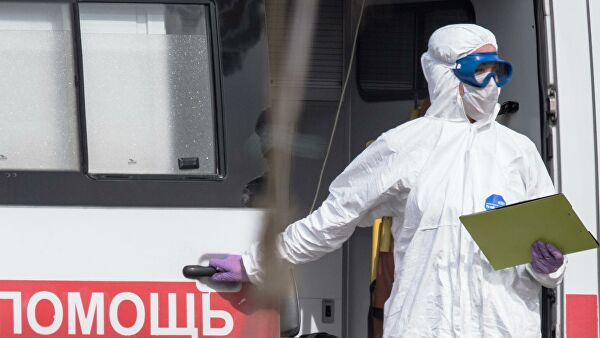 Врач скорой медицинской помощи возле больницы для пациентов с подозрением на коронавирус в Коммунарке Врач скорой медицинской помощи возле больницы для пациентов с подозрением на коронавирус в Коммунарке