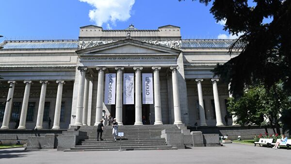 Главное здание Государственного музея изобразительных искусств имени Пушкина в Москве с плакатами на входе Пушкинский открыт