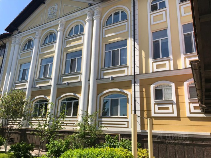 В Екатеринбурге за 120 млн рублей продают резиденцию с фонтаном и ротондой