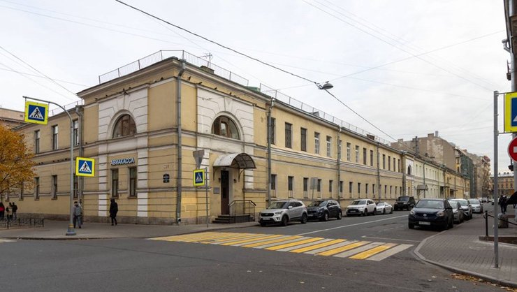 В Петербурге выставили на продажу бывшие казармы на Кирочной улице