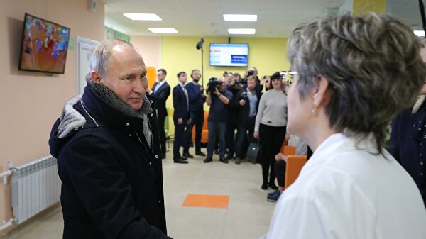  Президент РФ Владимир Путин во время посещения Детской поликлиники ГУЗ Усманская ЦРБ в городе Усмань