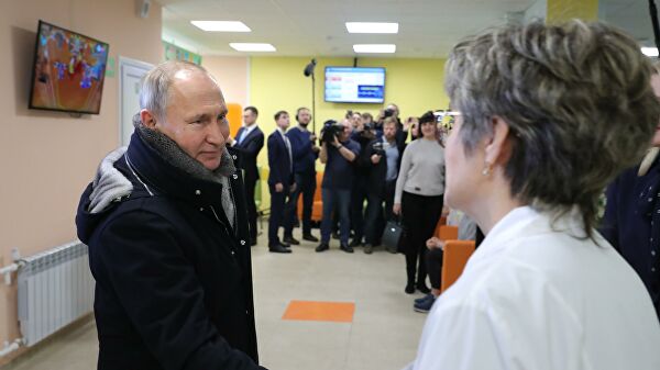 Президент РФ Владимир Путин во время посещения Детской поликлиники ГУЗ Усманская ЦРБ в городе Усмань Президент РФ Владимир Путин во время посещения Детской поликлиники ГУЗ Усманская ЦРБ в городе Усмань