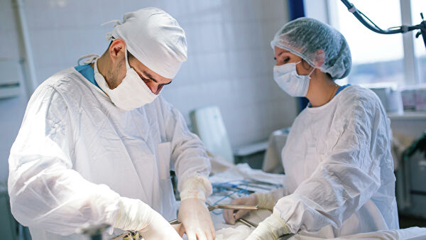 Хирурги на операции по удалению злокачественной опухоли 