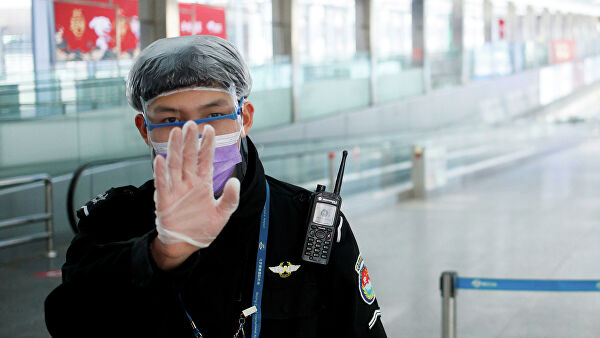 Офицер службы безопасности в зале прилета аэропорта Пекина