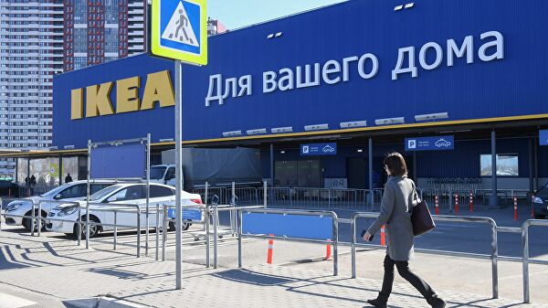 Женщина идет мимо магазина IKEA