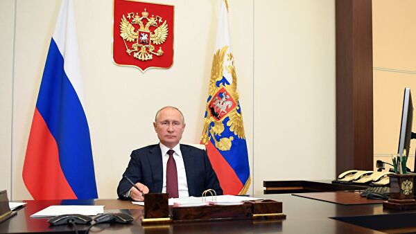 Президент РФ Владимир Путин во время встречи в режиме видеоконференции с главой МЧС Евгением Зиничевым