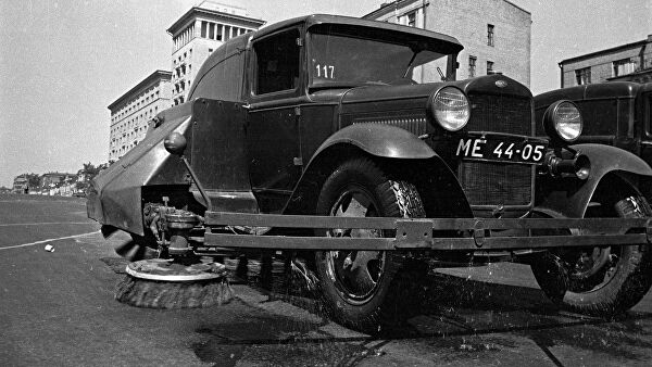 Работа поливально-уборочной машины ПУ-7 на шасси ГАЗ-ММ ранним утром на Садовом кольце. Москва, 1938 год