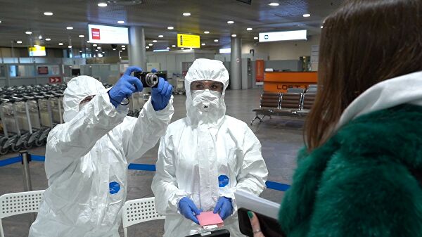Медицинские работники проводят осмотр пассажиров в аэропорту Шереметьево
