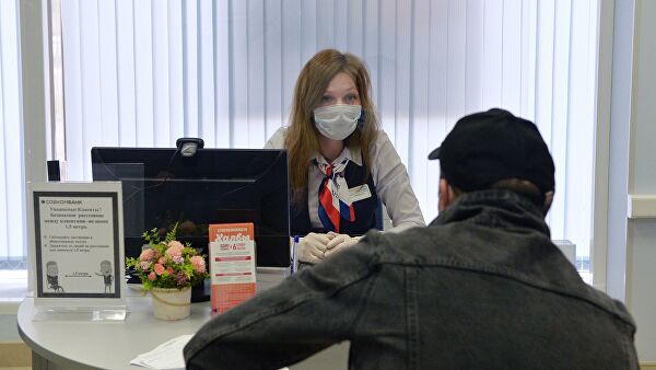 Сотрудница и клиент в отделении банка Совкомбанк в Москве