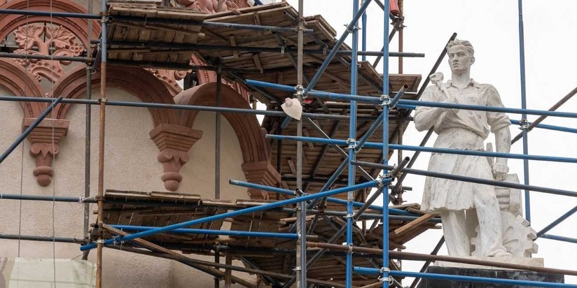 Реставрация скульптур рабочего и колхозницы на павильоне "Центросоюз" на ВДНХ