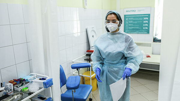 Медик клиники Инвитро перед тестированием посетителя на наличие антител к вирусу SARS-CoV-2