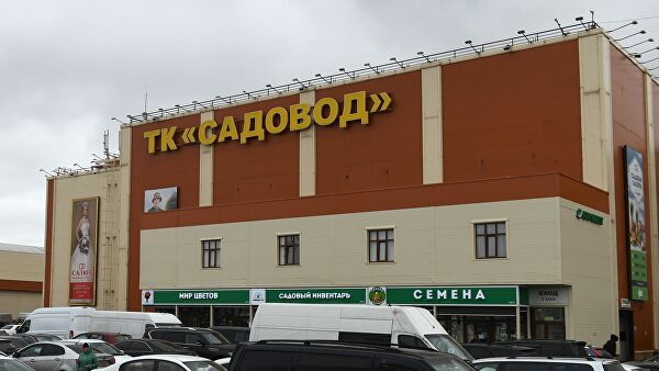 Торговый комплекс Садовод в Москве, в котором сотрудники полиции и ФМС проводят профилактические проверки