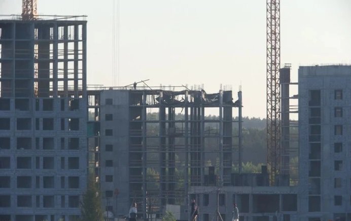 В Екатеринбурге обвалился этаж строящегося дома в Академическом