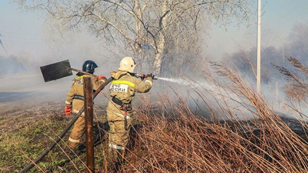 В пригороде Кургана остановили огонь, двигающийся в сторону заправочной станции и поселка Смолино В пригороде Кургана остановили огонь, двигающийся в сторону заправочной станции и поселка Смолино