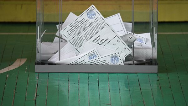 Урна для голосования с бюллетенями на избирательном участке в Новосибирске во время голосования по внесению поправок в Конституцию РФ