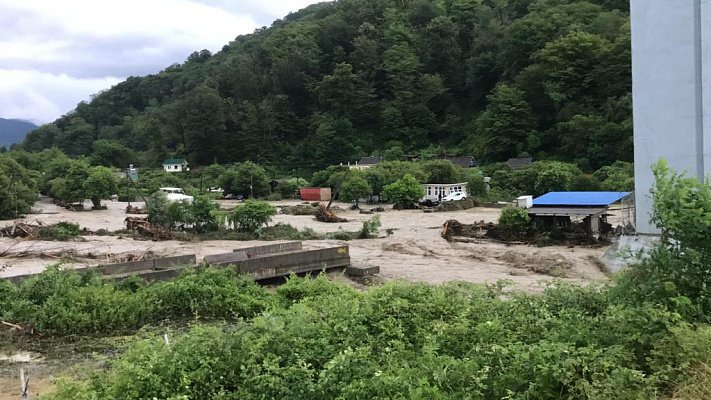 В Сочи потоп повредил почти сотню домов