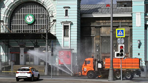 Дезинфекция проезжей части в районе Белорусского вокзала