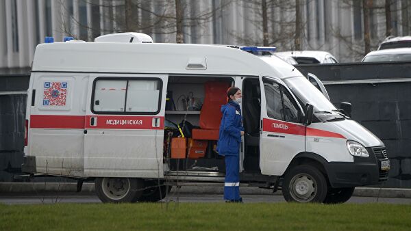 Автомобиль скорой помощи на территории Московского карантинного центра по коронавирусу в Коммунарке.
