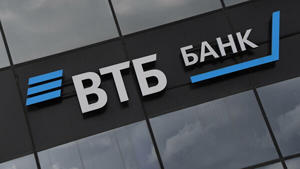Отделение банка ВТБ на одной из улиц в Москве