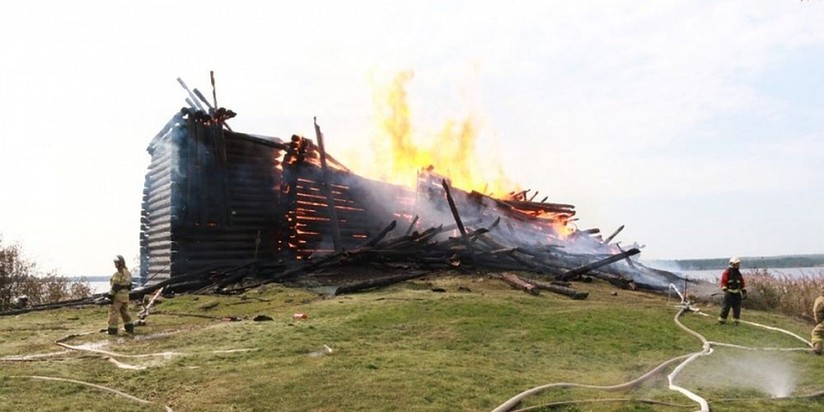 Сгоревшая Успенская церковь в Карелии