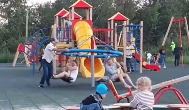 В Шарташском лесопарке вандалы испортили детские карусели