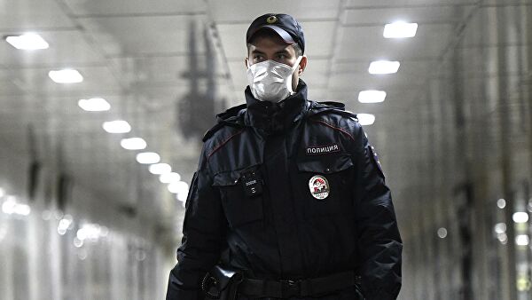 Сотрудник полиции в защитной маске на станции метро Тверская Московского метрополитена