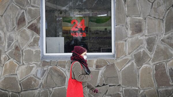 Девушка в медицинской маске около магазина в городе Щелково